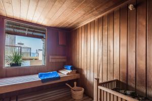 eine Sauna mit blauen Handtüchern an einer Holzwand in der Unterkunft Hotel Esmeralda Maris by LIVVO in Costa Calma