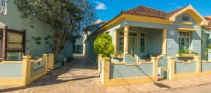 een klein huis met een hek ervoor bij Pousada da Sirlei in Tiradentes