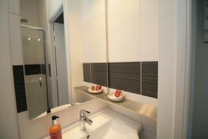 a bathroom with a sink and a mirror at Comme à la Maison - CENTRE-VILLE in Saint-Quentin +15 photos