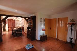 ein Wohnzimmer mit einem Tisch und einem Esszimmer in der Unterkunft Quinta de Beiredos in Santa Cruz do Douro