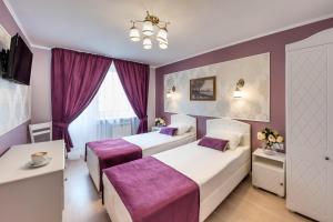 Un pat sau paturi într-o cameră la Art Hotel Karelia