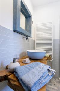a bathroom with a bowl sink and a mirror at B&B Corte San Giuseppe 2 in Nardò