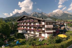 un hotel en las montañas con montañas en el fondo en Der Alpenhof Maria Alm en Maria Alm am Steinernen Meer