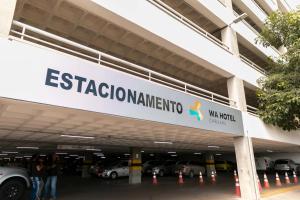 a parking garage with a sign that reads es ricordoemenitus at WA Hotel Caruaru in Caruaru