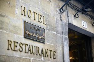 un edificio con letreros de la calle a un lado en Posada Mayor de Migueloa, en Laguardia