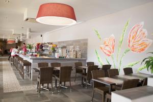 A restaurant or other place to eat at Camping Riembau