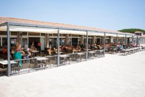 A restaurant or other place to eat at Camping Riembau