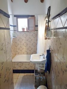 a bathroom with a sink and a shower at Casas Benali in Benali