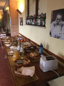 アメリアにあるAgriturismo Collepinaのテーブル(食べ物、ワインのボトル付)