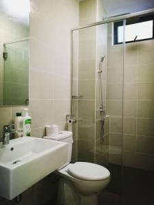 een badkamer met een toilet, een wastafel en een douche bij Mykey Atlantis D-09-05 Melaka City in Melaka