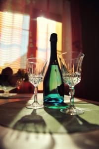 a bottle of wine and two glasses on a table at Apartment Sea Breeze in Fontanka