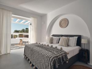 アイオス・ニコラオスにあるThe Asteri Collection -Villa Antiliaの白いベッドルーム(ベッド1台、大きな窓付)