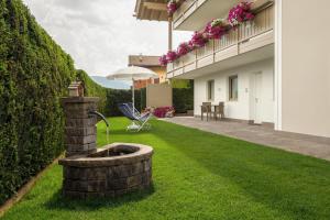 A garden outside Appartamento Boschetto Giulia