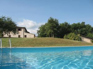 a swimming pool in front of a house at Cà Maggio Nuovo in Acqualagna