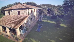 an aerial view of a building with a yard at Agriturismo Il Poggiolo in Montemerano