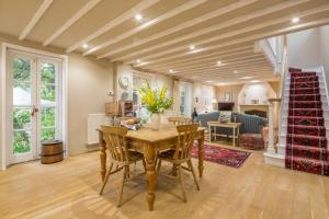 a dining room with a table and chairs at The Domek in Ashwell