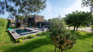 una casa con piscina en un patio en Cap Ferret Villa Océane, en Lège-Cap-Ferret