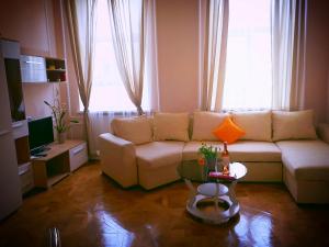 - un salon avec un canapé et une table dans l'établissement Apartment in the city center, à Ivano-Frankivsk