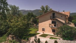 Alloggio del Fiume - Le Vecchie Vasche في Sassa: اطلالة خارجية على منزل فيه جبال في الخلفية