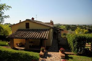 ein kleines Haus mit einem Dach und einem Hof in der Unterkunft Agriturismo Oliveto di Geltrude Contessa in Amelia