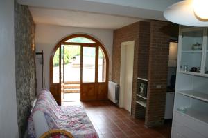 einen Flur mit Torbogen und Tür in einem Haus in der Unterkunft Agriturismo Oliveto di Geltrude Contessa in Amelia