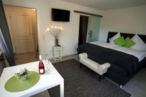 特拉本特拉巴赫Ferienwohnungen Christina的一间卧室，里面有一张床和一张桌子和椅子