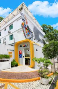 a building with a surfboard on top of it at Hotel Villa Smart in Fortaleza