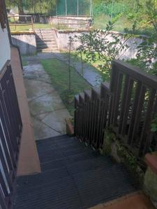 una escalera con una valla negra en un patio en Terrazza Marsicana, en Pescasseroli