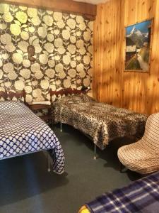 Zimmer mit einem Bett, einer Bank und einer Wand in der Unterkunft Terrazza Marsicana in Pescasseroli