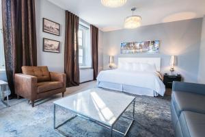 ein Hotelzimmer mit einem Bett und einem Sofa in der Unterkunft Hotel Manoir Morgan in Québec