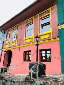 un edificio colorido con una luz de la calle delante de él en V. Apartment, en Sighişoara