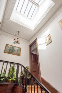 świetlik w suficie domu w obiekcie Almada Guest House w Porto