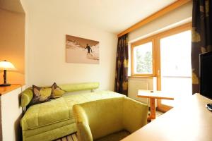 A seating area at Hotel Toni