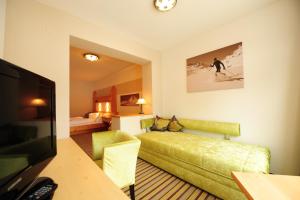 A television and/or entertainment centre at Hotel Toni