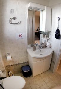 Koupelna v ubytování Cozy Apartments near the airport + 29 fotografií