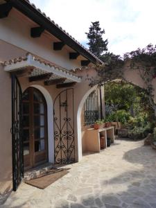 una entrada a una casa con una puerta de hierro forjado en Cas Quinto en Cala Ratjada