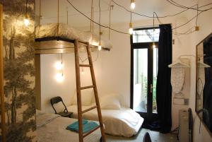 パリにあるTrendy 30m² PIGALLE / MOULIN ROUGEの二段ベッドとはしご付きの客室です。