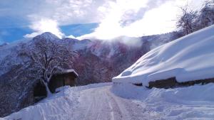 una carretera cubierta de nieve junto a una montaña en Spacious and stylish flat at the foot of the Mont-Blanc ideal for ski in ski out, en Les Houches 11 fotos más