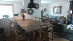 - un salon avec une table en bois et un canapé dans l'établissement Spacious and stylish flat at the foot of the Mont-Blanc ideal for ski in ski out, aux Houches