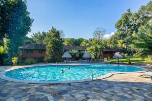 uma piscina num resort com pessoas em DM Hoteles Tarapoto em Tarapoto