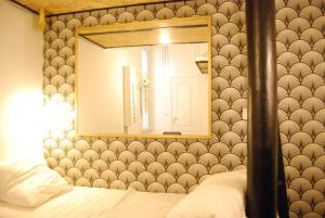 パリにあるNice 20m² district of BATIGNOLLESのベッドの上に鏡