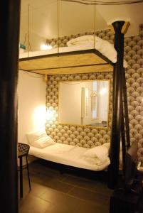パリにあるNice 20m² district of BATIGNOLLESの鏡付きの客室内の二段ベッド2台