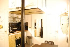 パリにあるNice 20m² district of BATIGNOLLESの小さなキッチン(ロフトベッド付)