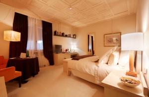 BaschiにあるCasa Vissaniのベッドルーム1室(ベッド1台、テーブル、椅子付)