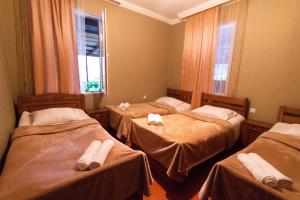 Rúm í herbergi á Guesthouse Chela