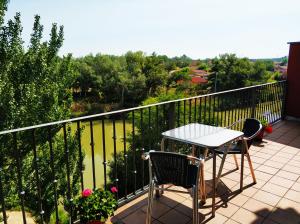 a table and chairs on a balcony with a view at Hotel Puerta del Arco in Tudela de Duero