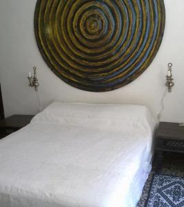 una camera con un letto con un grande vortice sul muro di l'Orso e le Stelle a Torino