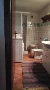 La salle de bains est pourvue d'un lavabo et de toilettes. dans l'établissement Appartamento in La Thuile località Thovex, à La Thuile