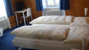 zwei Kissen auf einem Bett in einem Zimmer in der Unterkunft Hotel Gotthard in Brugg