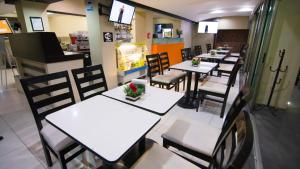 une rangée de tables et de chaises dans un restaurant dans l'établissement Hotel Tepic, à Tepic